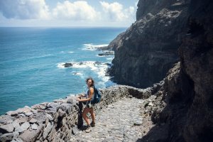 Vrouw kijkt over zee bij Santo Antao Cruzinha Kaapverdië