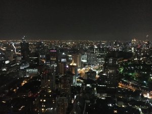 Skyline van een stad in het donker, met alleen straatverlichting zichtbaar.