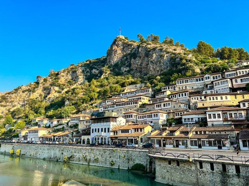 Heuvelstad Berat met witte huizen op groene helling rivier en fort Albanië