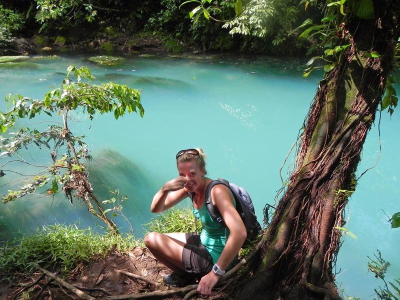 Vrouw bij de Rio Celeste waterval