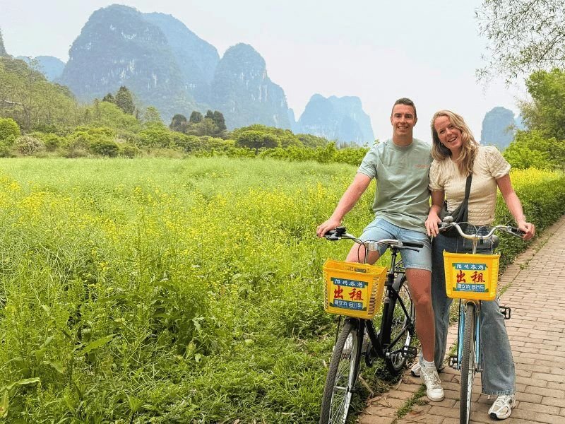 koppel tijdens fietstour in de omgeving van yangshuo