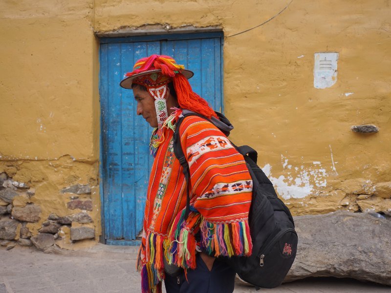 man in kleurrijke kleding in Peru
