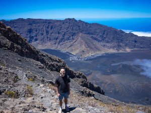 Man op berg in Fogo Cha das Caldeiras Kaapverdië