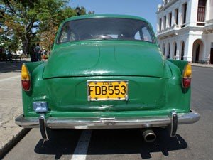 Groene vintage auto van achteren met Cubaanse kentekenplaat FDB553 in Cuba