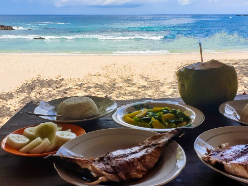 Indonesie lunch op Flores op Koka Beach