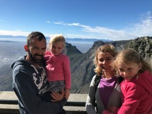 Lachend gezin van vier op een uitkijkpunt in de bergen in Zuid-Afrika