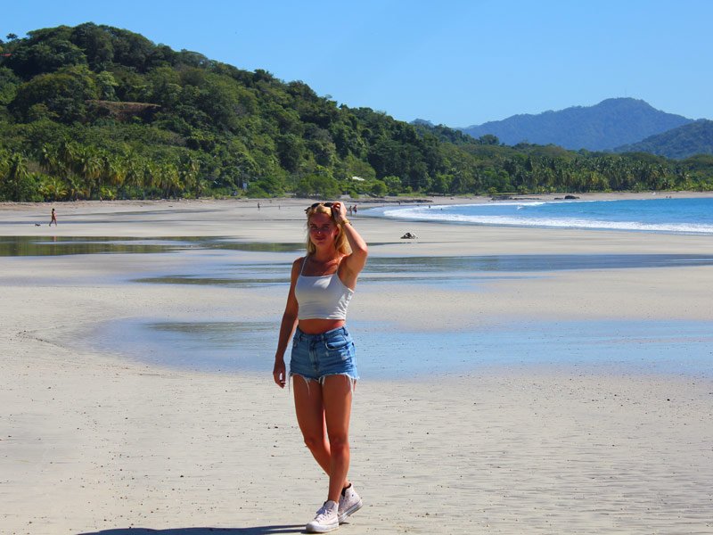 Vrouw aan Playa Samara