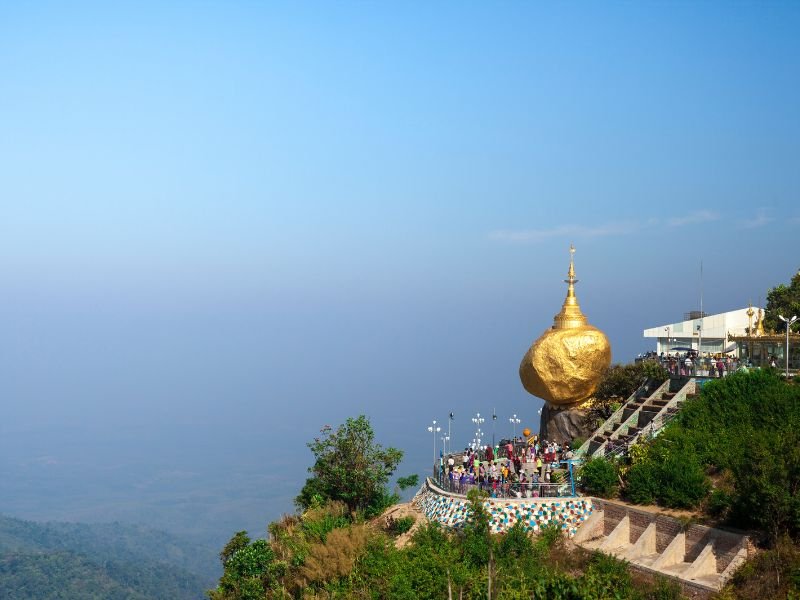 toeristen bij de gouden rots in myanmar