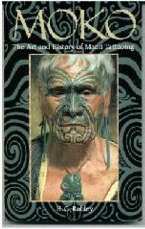 Boekomslag van MOKO The Art and History of Māori Tattooing met een Māori persoon met traditionele gezichtstatoeages in een culturele setting in Nieuw-Zeeland