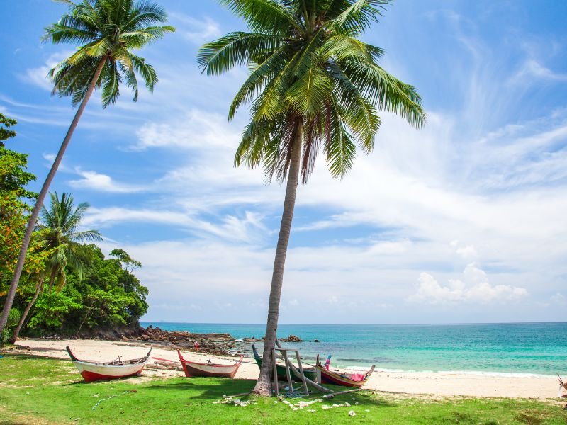 koh lanta thailand strand bootjes zee
