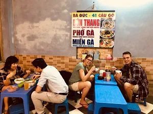 Eten aan de straat in Hanoi