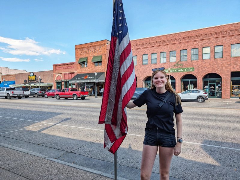 reiziger met grote Amerikaanse vlag in Cody