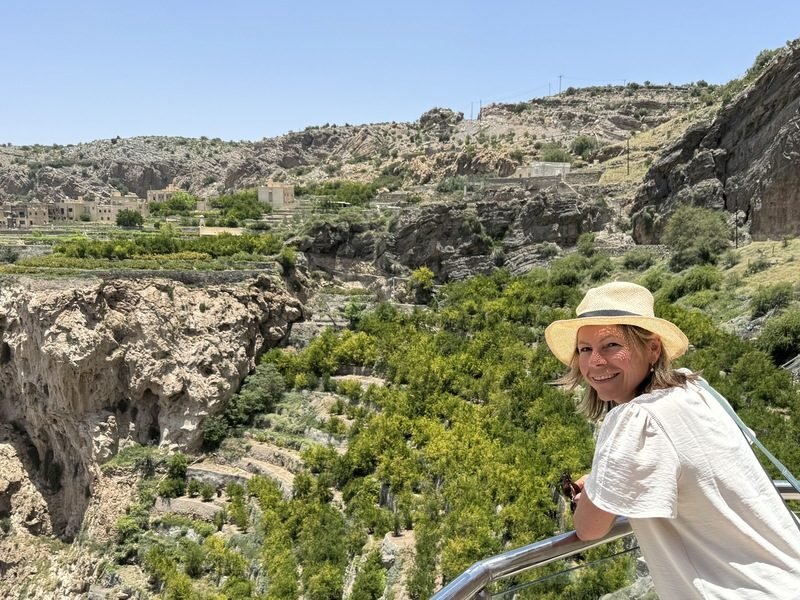 Uitzicht en reiziger Jebel Akhdar - Oman