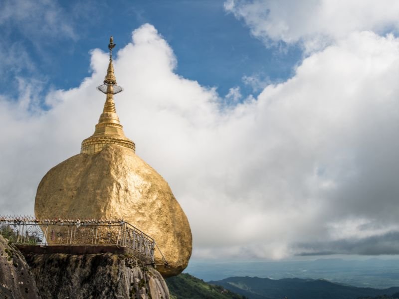 gouden rots in myanmar