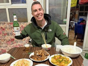 man aan het diner in guesthouse