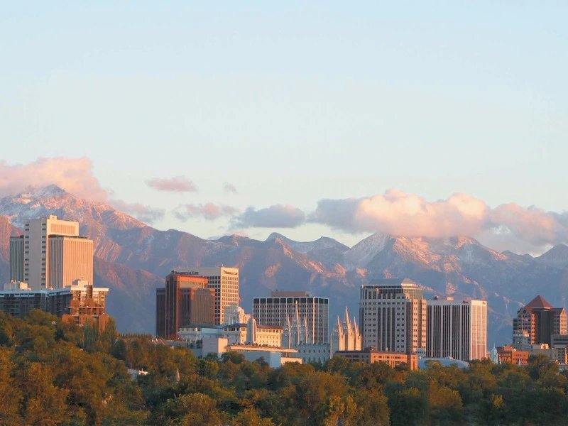 de skyline van Salt Lake city tegen de bergen aan
