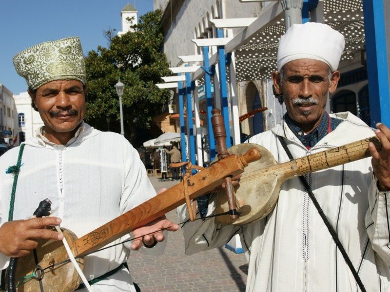 Lokale mensen in straten van Essaouira Marokko