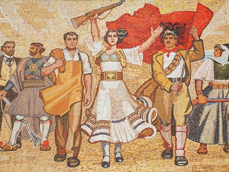 Albanees mozaïek met figuren in traditionele klederdracht, vrouw met geweer en man met Albanese vlag, Albanië