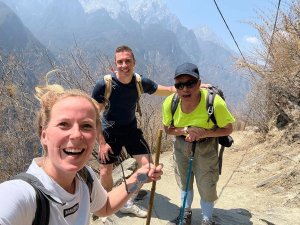 Reizigers trekken door de Tiger Leaping Gorge