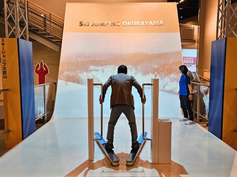 man op ski's in het olympisch museum sapporo