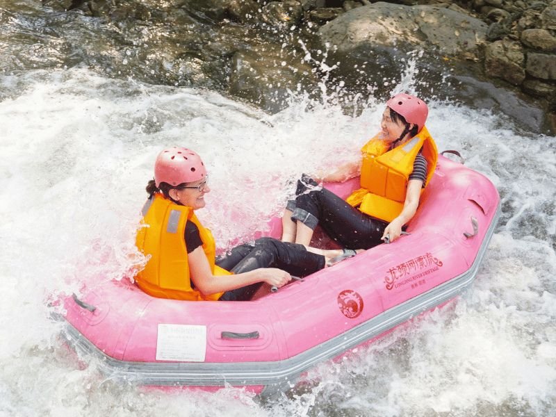 Vrouwen raften op de jingdi rivier in een roze bootje