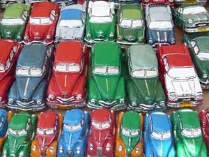 Rijen handgeschilderde vintage modelauto’s in verschillende kleuren in Cuba
