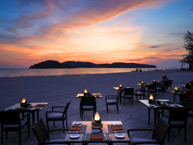 eten op het strand met zonsondergang langkawi
