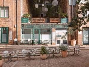 Terras van hotel met kleurrijke stoeltjes