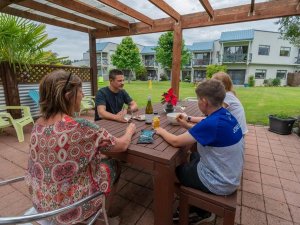 Mensen aan tafel in Te Anau