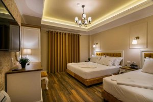 Stijlvolle hotelkamer in Korçë in Albanië met twee bedden, warme verlichting en klassieke inrichting