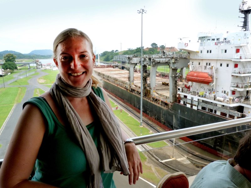 Vrouw bij het Panamakanaal