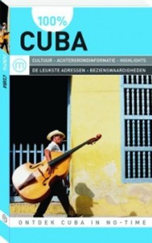 Omslag van de reisgids 100% Cuba met een man die een contrabas draagt langs een geel gebouw met ramen met tralies in Cuba