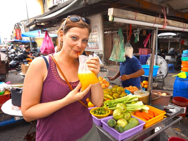 Sapje drinken op de markt in Borneo