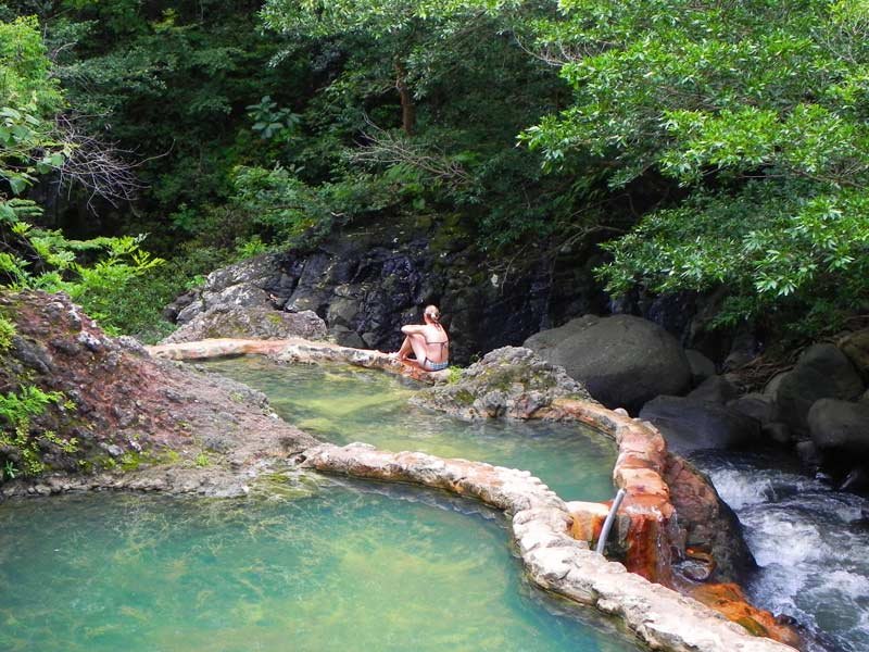 Mensen bij een natuurlijk zwembad in Rincon
