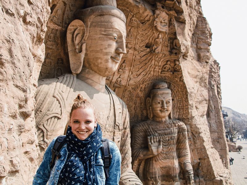 Reizigers voor de Yungang Boeddha
