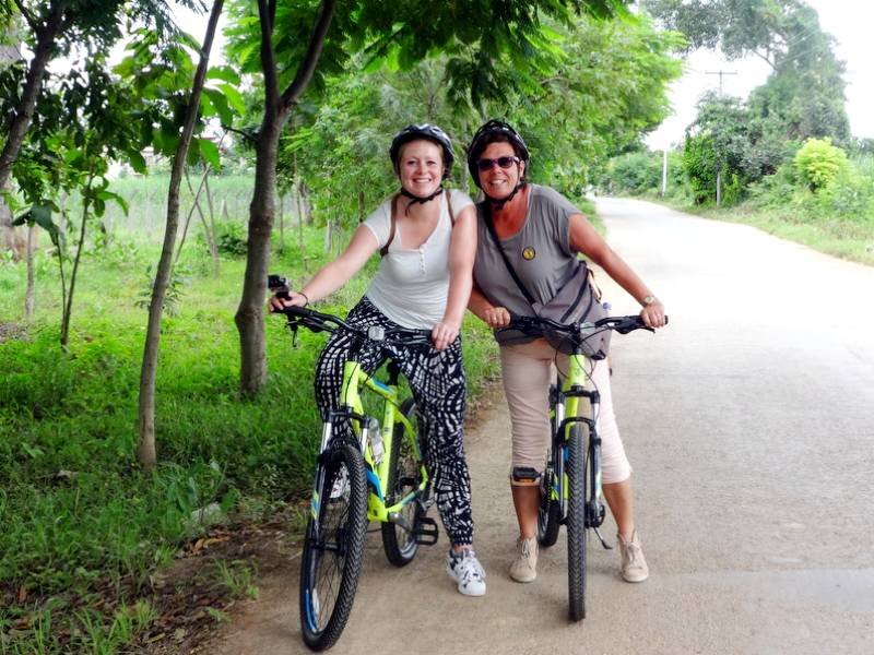 Fietsen bij Inle meer in Myanmar