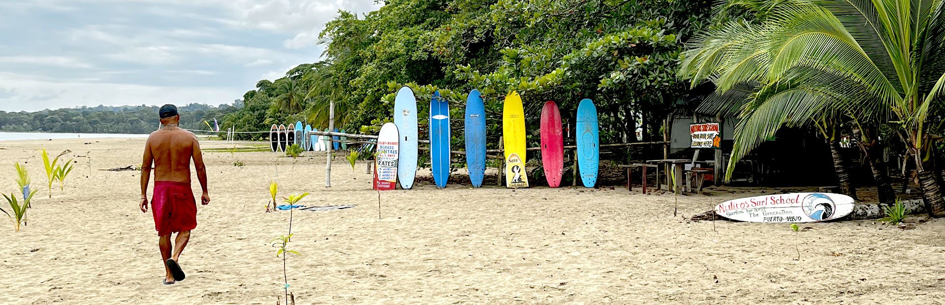 Surfplanken op het strand van Puerto Viejo