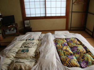 Slapen in een traditioneel futon-bed