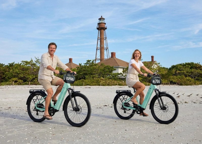 Fietsers voor de iconische vuurtoren van Sanibel Island
