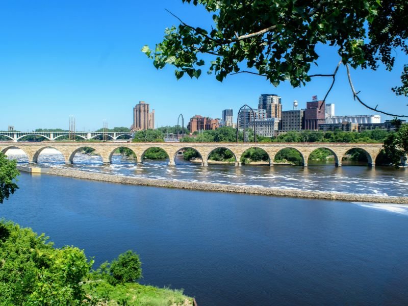 Minneapolis vanaf de andere kant van de mississippi, met uitzicht op de stad