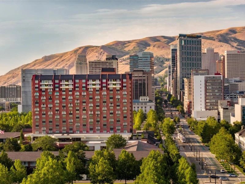 skyline van Salt lake City tegen de bergen