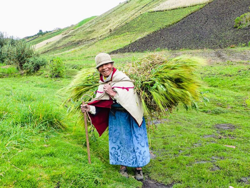 Ecuador Guamote lokale vrouw bij een plantage