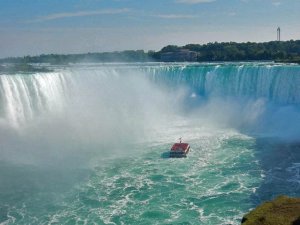Boot onder Niagara Falls