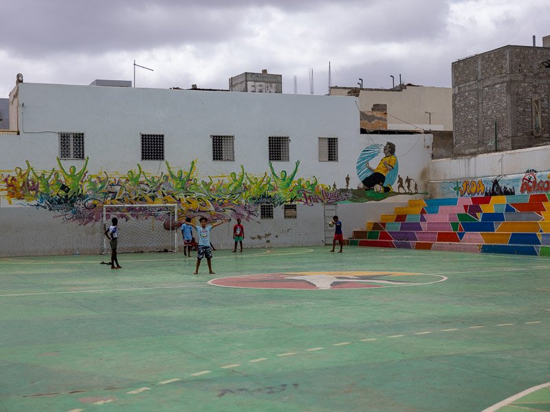 Kinderen voetballen in Sao Vicente