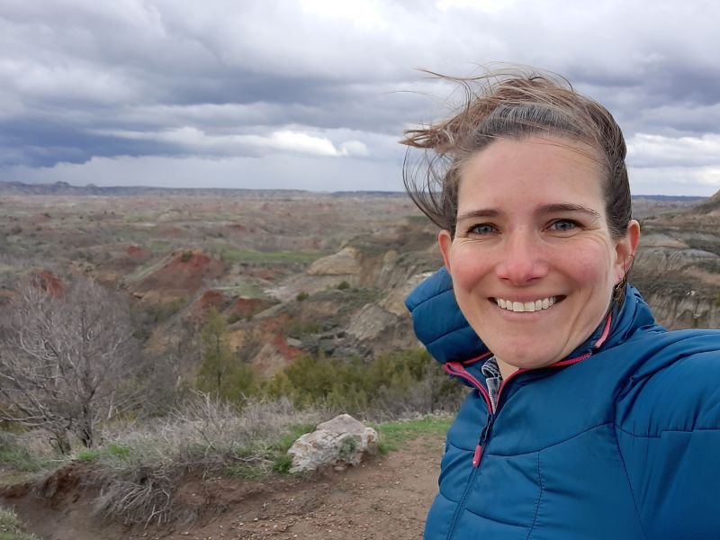 reiziger in het landschap van de balands in het Theodore Roosevelt National Park