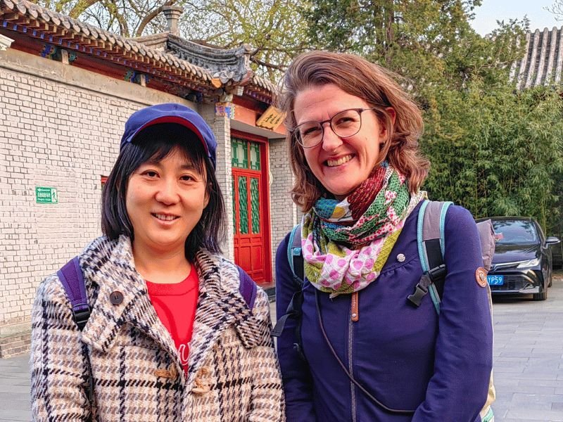 Vrouw poseert samen met de tour guide in Hong Kong