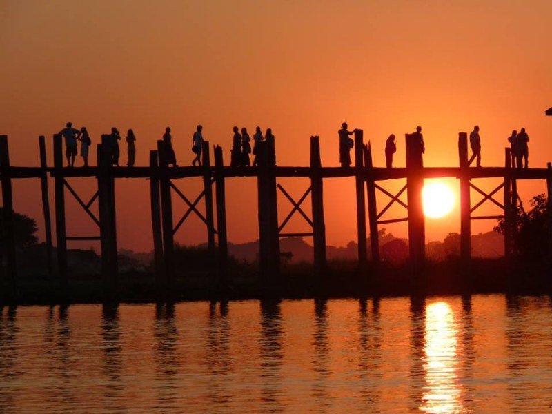 Myanmar U bein brug tijdens zonsondergang