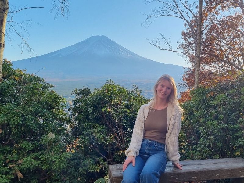 Annemiek met uitzicht op Mount Fuji in Japan