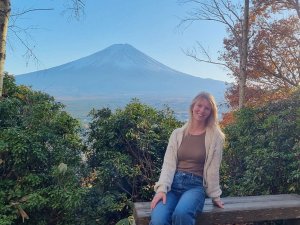 Annemiek met uitzicht op Mount Fuji in Japan