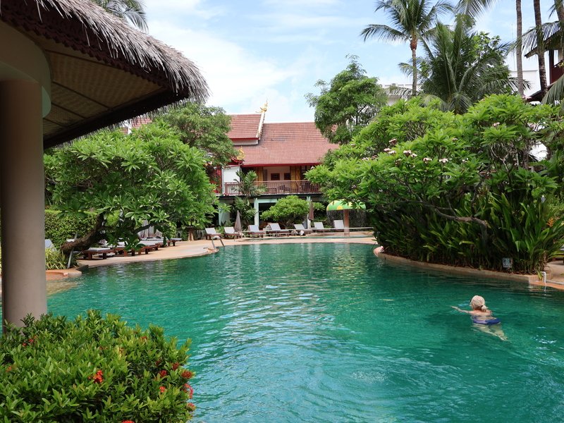 phuket zwembad hotel zwemmen thailand